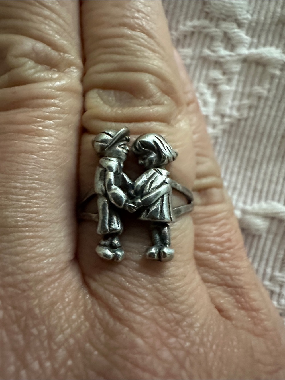 Sterling silver size 8 Children Figurine Ring - heads and feet move.